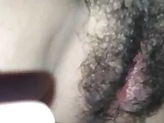 그녀의 털이 음부에 또 다른 부하를 촬영