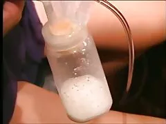 그녀의 부푼된 가슴에서 섹시 한 긴 머리 라티나 더블 펌프 우유